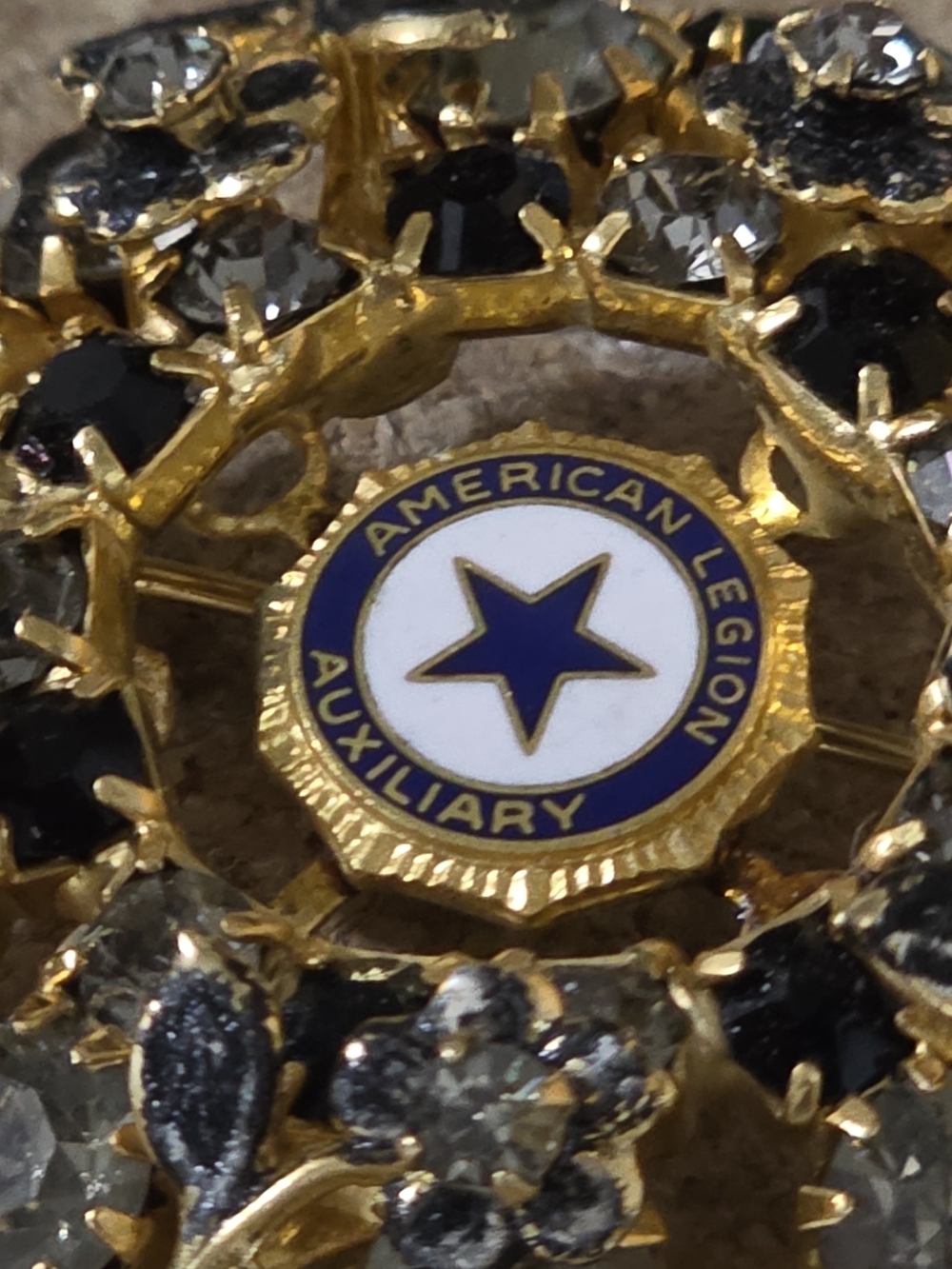 Vintage American Legion Auxillary Gold-Tone Brooch w/ Black Enamel & Rhinestones - Picture 4 of 6